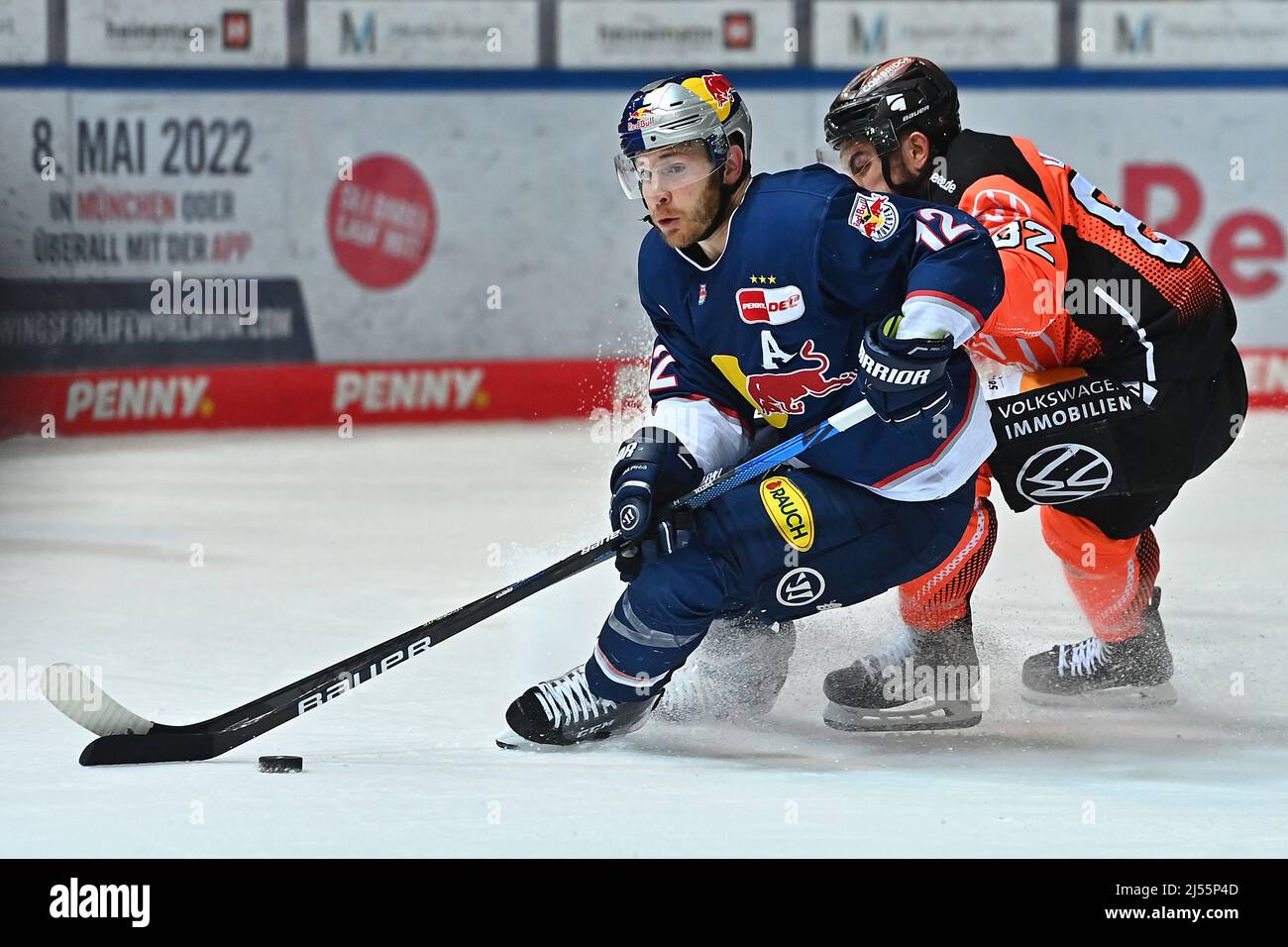 Munich, Germany. 20th Apr, 2022. Ice hockey: DEL, EHC Red Bull Munich - Grizzlies Wolfsburg, championship round, semifinal, 1st game day, Olympia-Eissportzentrum: Munich's Benjamin Smith (l.) fights with Wolfsburg's Christopher DeSousa for the puck. Credit: Lennart Preiss/dpa/Alamy Live News Stock Photo