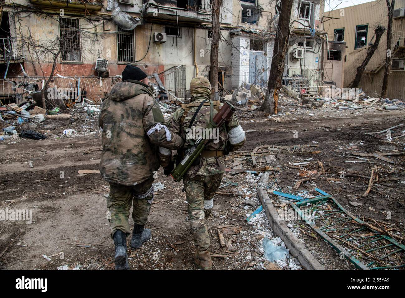Mariupol, Ukraine. 16th Apr, 2022. Russian and Chechen soldiers in a devastated Mariupol neighborhood close to the Azovstal frontline. The battle between Russian/Pro Russian forces and the defending Ukrainian forces led by the Azov battalion continues in the port city of Mariupol. (Credit Image: © Maximilian Clarke/SOPA Images via ZUMA Press Wire) Stock Photo