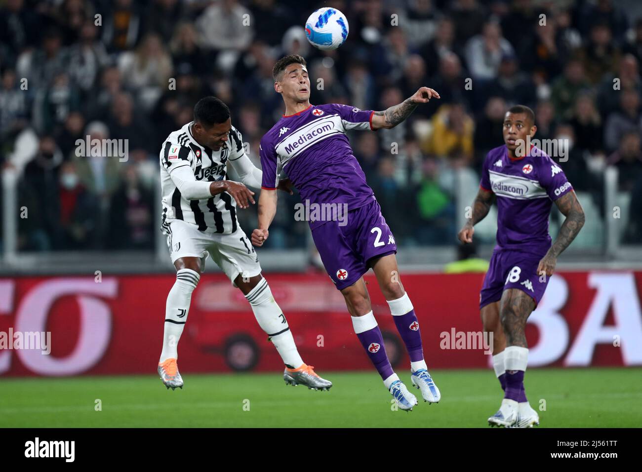 Turin, Italy, April 20, 2022, , Alex Sandro of Juventus Fc  and Lucas Martinez Quarta of Afc Fiorentina battle for the ball during the Coppa Italia semi-final 2nd leg match between Juventus Fc and Acf Fiorentina at Allianz Stadium on April 20, 2022 in Turin, Italy. Stock Photo