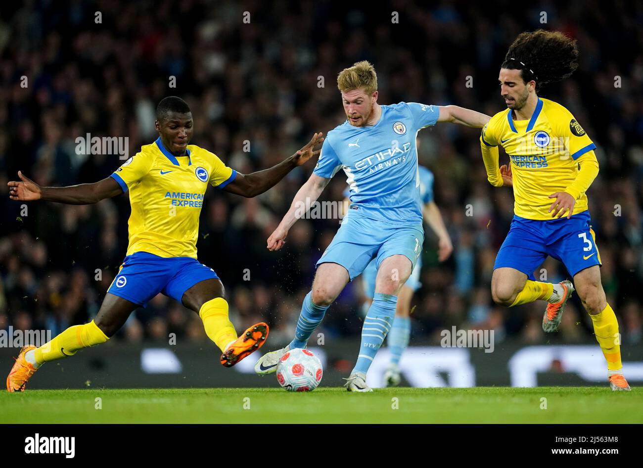 Manchester City's Kevin De Bruyne battles with Brighton and Hove Albion