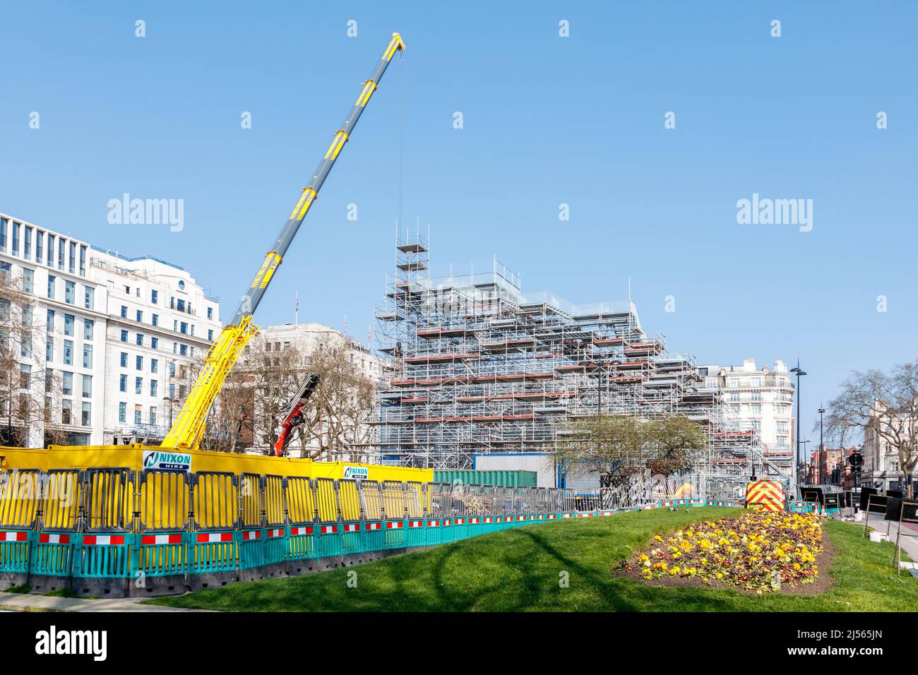 Dismantling the Marble Arch Mound (Marble Arch Hill) a temporary, 25-metre-high (82 ft) artificial hill located next to Marble Arch, London, UK Stock Photo