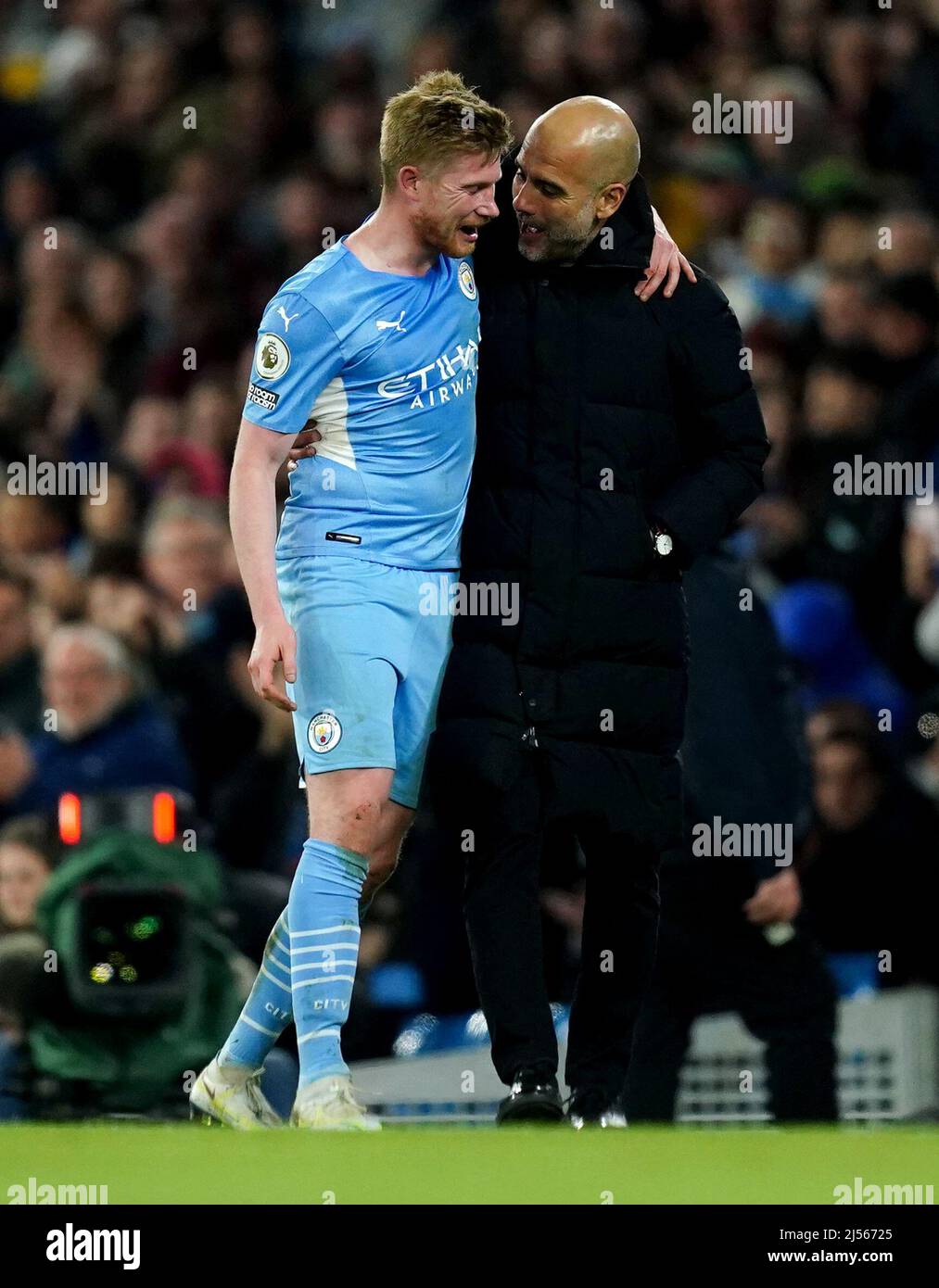 Manchester City's Kevin De Bruyne speaks with manager Pep Guardiola
