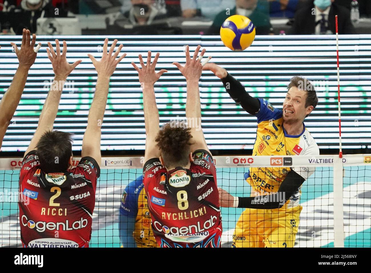 Perugia, Italy. 20th Apr, 2022. van garderen maarten (n.3 leo shoes perkingelmer modena) during Play Off - Sir Safety Conad Perugia vs Leo Shoes PerkinElmer Modena, Volleyball Italian Serie A Men Superleague Championship in Perugia, Italy, April 20 2022 Credit: Independent Photo Agency/Alamy Live News Stock Photo
