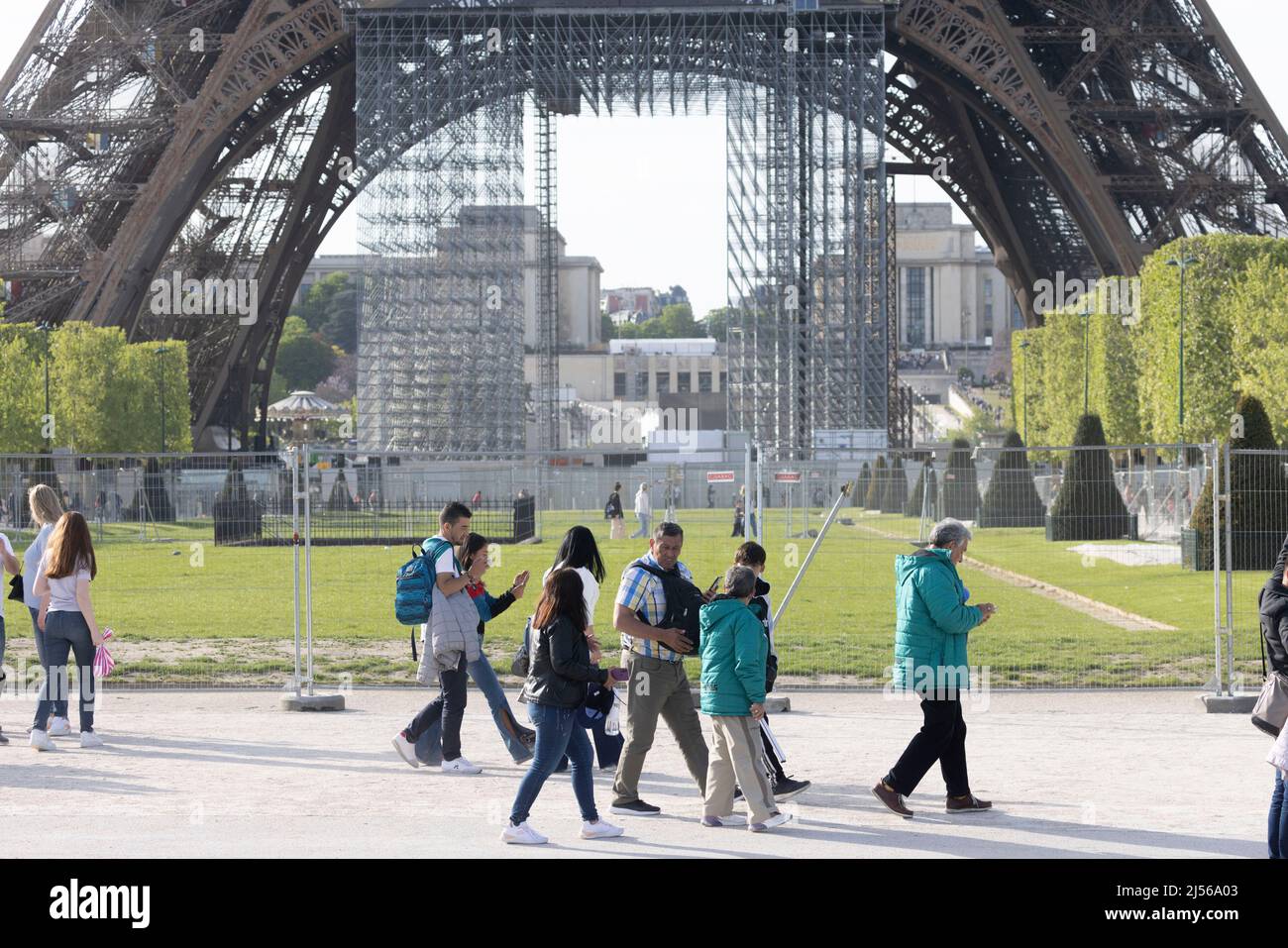 April 20, 2022, Paris, France, France: Paris, France April 20, 2022 - Visitors walk in the tourist area of the Champs De Mars below the Eiffel Tower. The mayor of the 7th arrondissement as well as residents are asking for the Champs De Mars to be closed at night due to the increase in delinquency, linked to the attraction of the Eiffel Tower...TOUR EIFFEL, CHAMPS DE MARS, INSECURITE, DELINQUANCE, TOURISME, SITE TOURISTIQUE, SUJET DE SOCIETE, IMMIGRATION, VENDEURS A LA SAUVETTE, SECURITE, MIGRANTS, MONUMENT, (Credit Image: © Vincent Isore/IP3 via ZUMA Press) Stock Photo