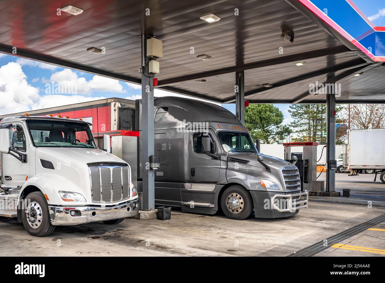 Professional industrial standard big rig semi trucks tractors with