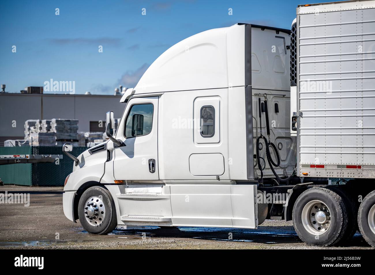 Reefer Big Rig Industrial standard popular bonnet big rig semi truck in white color ...
