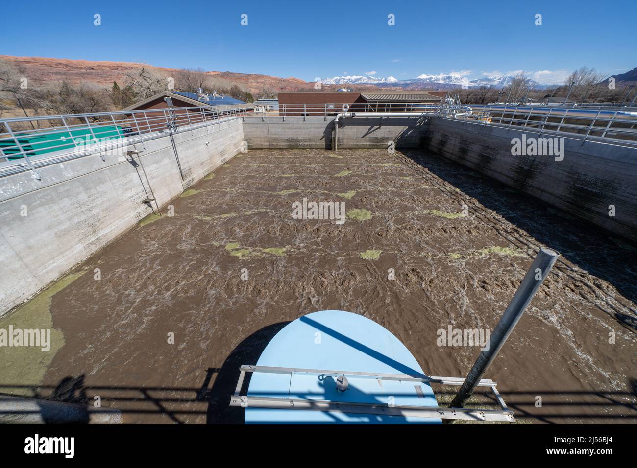 Aeration in the solids holding basin in an SBR or sequential batch