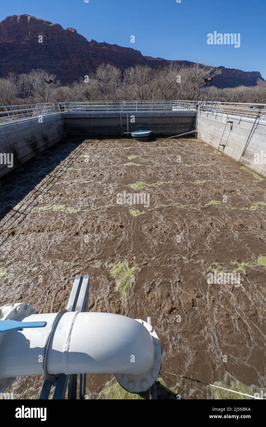 Aeration in the solids holding basin in an SBR or sequential batch