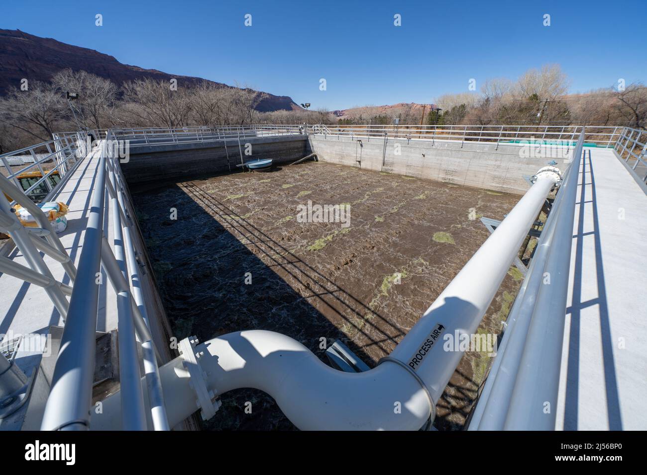 Aeration in the solids holding basin in an SBR or sequential batch
