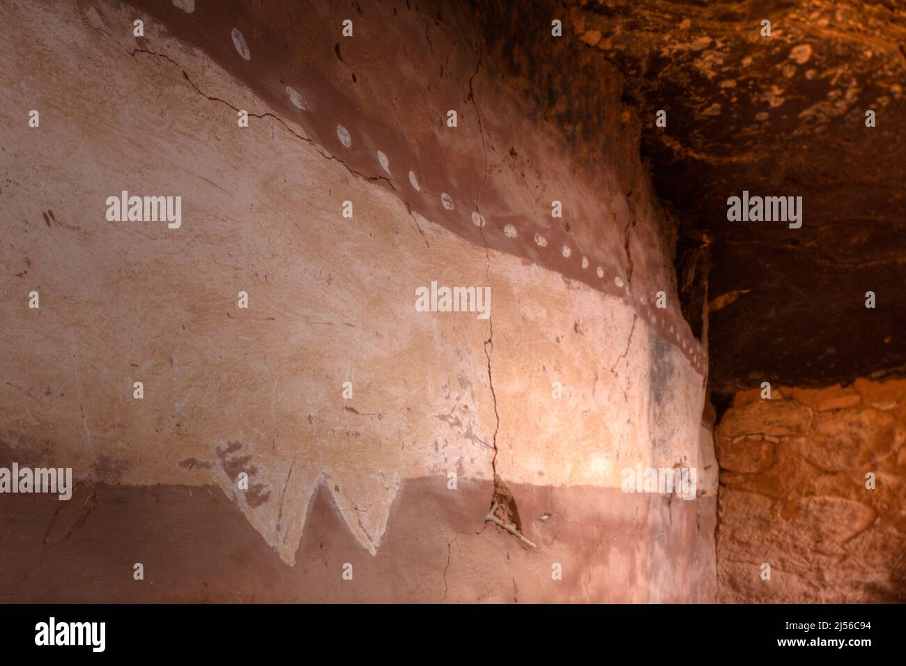 A painted wall inside the defensive wall in the Moon House Ruin on Cedar Mesa, Bears Ears National Monument, Utah.  The Moon House Ruin complex is a g Stock Photo