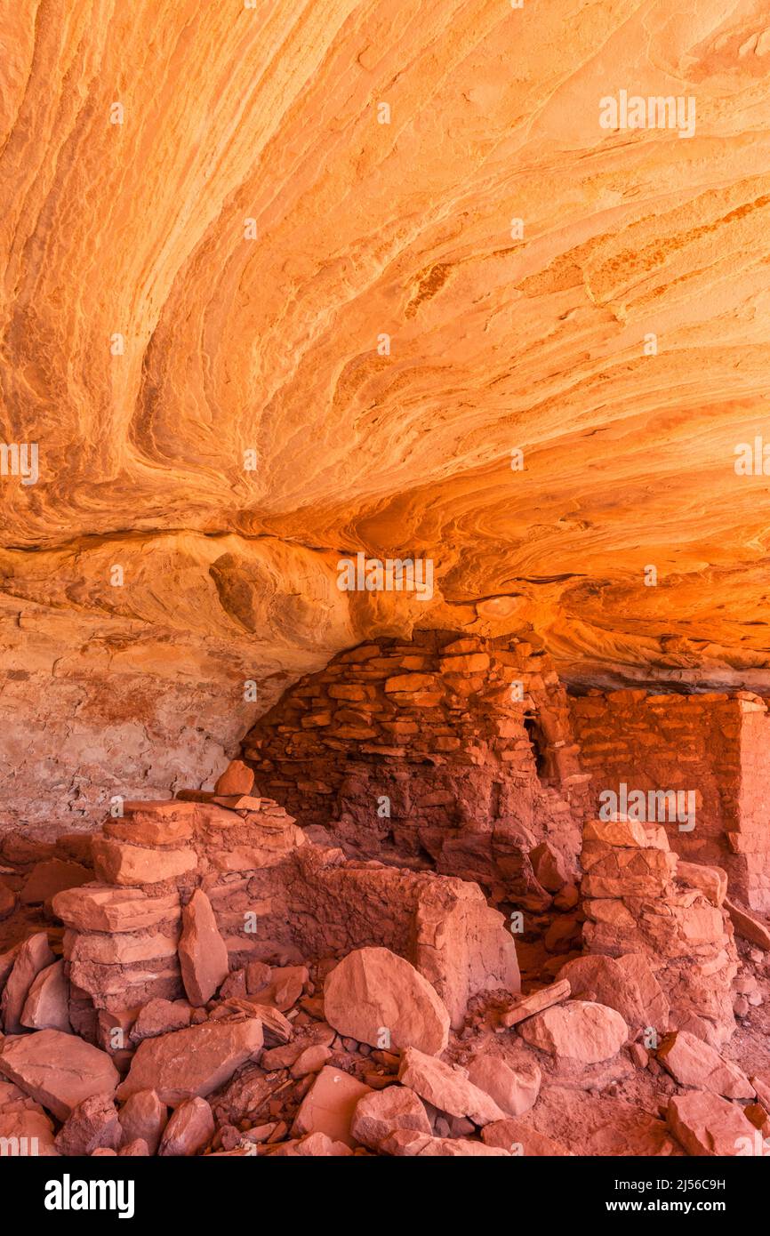 A cliff dwelling in the Moon House Ruin complex on Cedar Mesa, Bears Ears National Monument, Utah. The Moon House Ruin complex is a group of ancient A Stock Photo