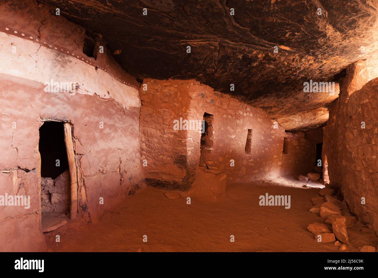 Inside the defensive wall of the Moon House Ruin on Cedar Mesa, Bears