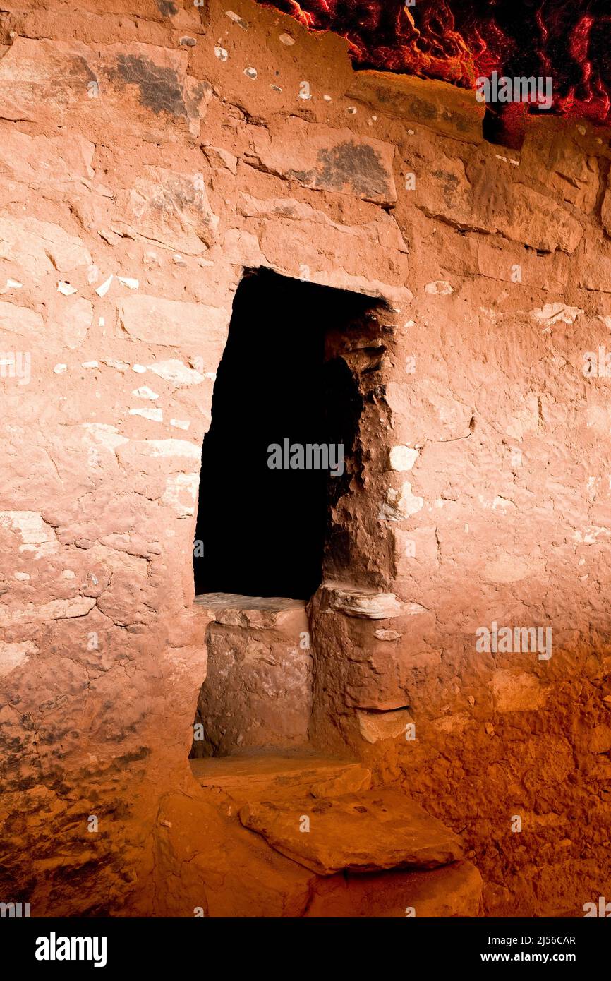 A T-shaped doorway in the Moon House Ruin complex on Cedar Mesa, Bears Ears National Monument, Utah.  The Moon House Ruin complex is a group of ancien Stock Photo