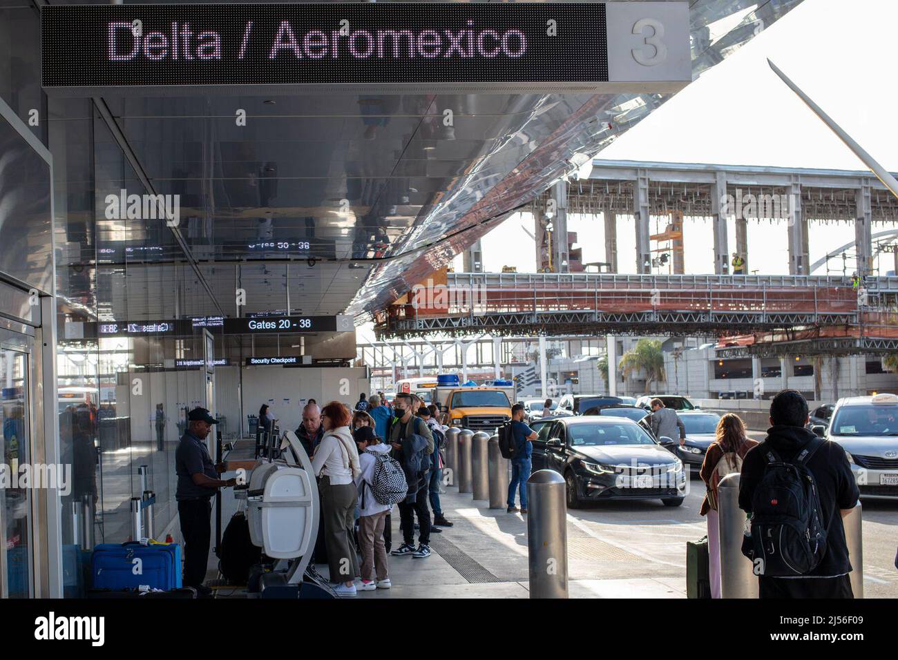 Los Angeles, CA April 20th: Delta Air Lines officially opened Terminal 3 to the public. Delta customers line up for SkyCap assistance. Los Angeles, CA April 20th, 2022 Credit: Edward Kerns II/MediaPunch Stock Photo