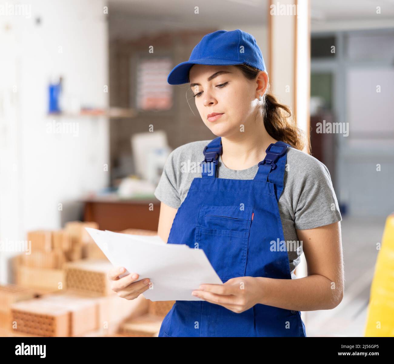 Filing Foreman Woman foreman checking documents at building site Stock Photo - Alamy