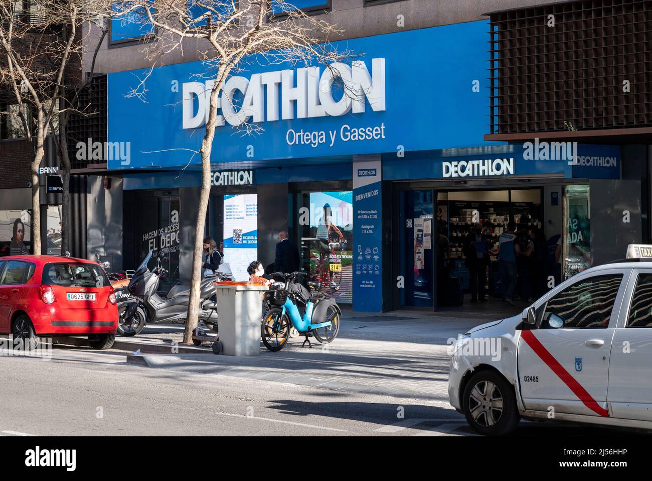 Oct 18, 2019 Emeryville / CA / USA - Close up of Decathlon logo on the  facade of Decathlon Sporting Goods flagship store, the first open in the  San Fr Stock Photo - Alamy