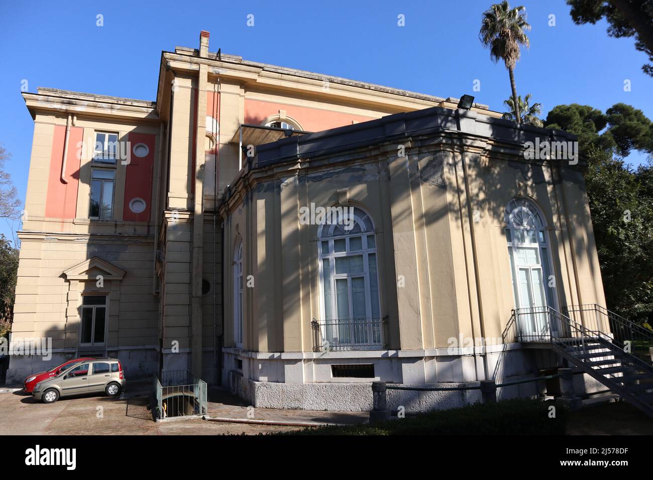 Napoli - Prospetto posteriore del Dipartimento di Biologia Vegetale nel Real Orto Botanico Stock Photo