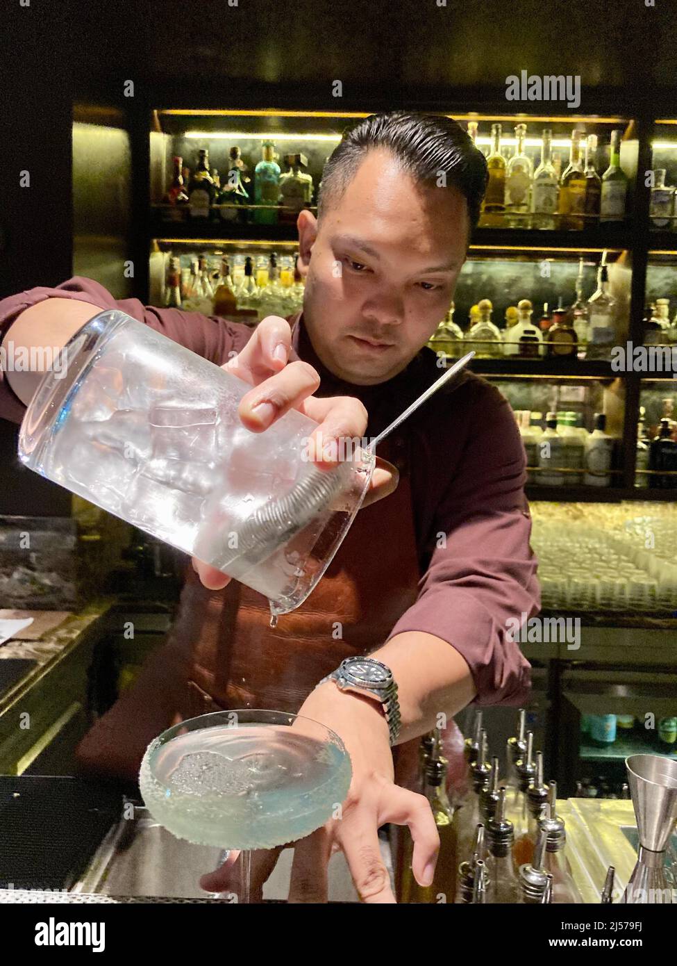 Bangkok, Thailand. 18th Apr, 2022. Chanakan Thaoanon, head bartender at Bamboo Bar in the Mandarin Oriental Hotel, mixes a 'Life's a Beach' cocktail from the new menu. Bartenders today are creating innovative cocktails with flavors that offer unforgettable taste experiences - and ingredients you wouldn't expect to find in drinks. Mixology is both art and science. (to dpa 'The essence of stones: How mixology is revolutionizing bar culture') Credit: Carola Frentzen/dpa/Alamy Live News Stock Photo