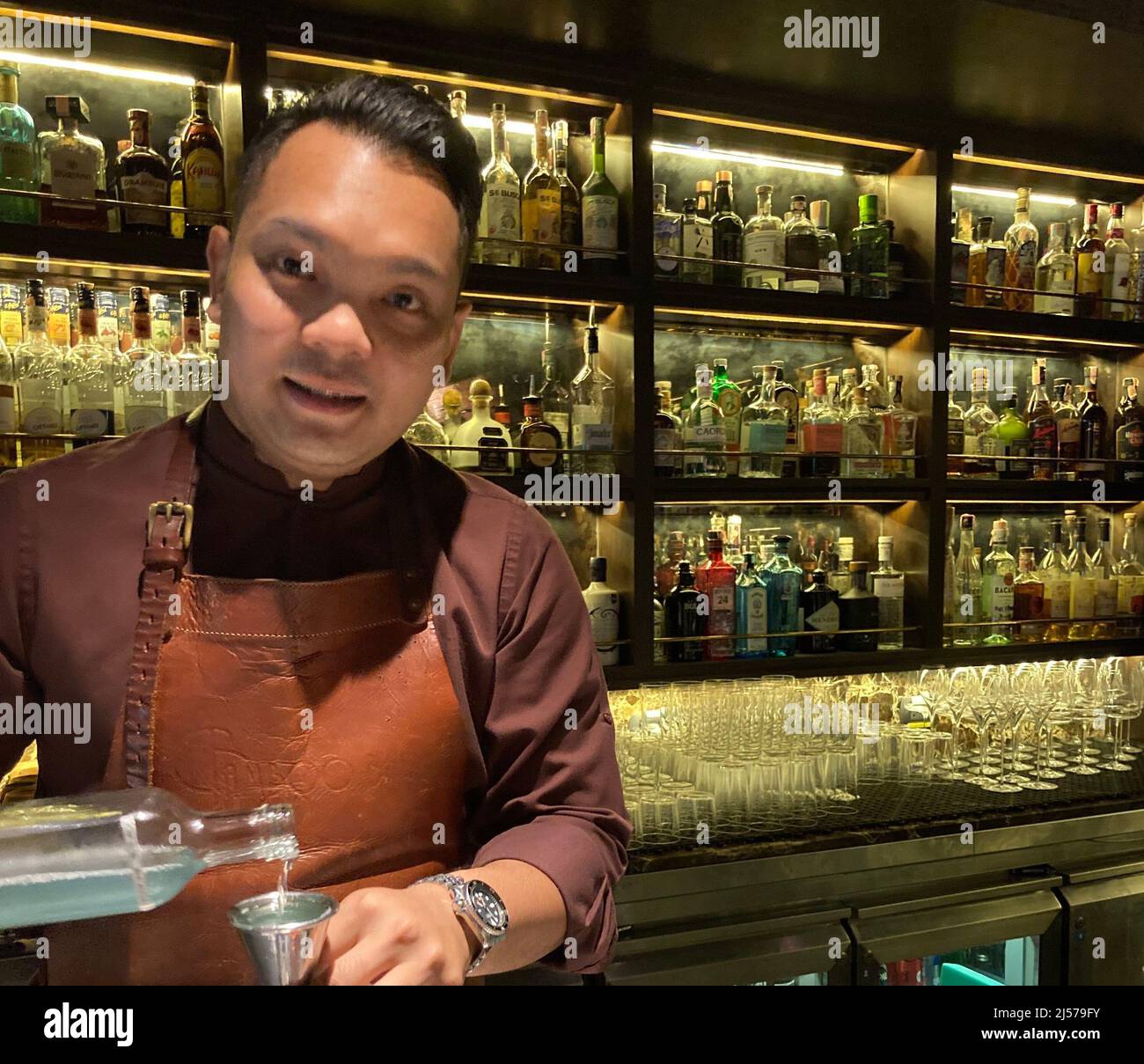 Bangkok, Thailand. 18th Apr, 2022. Chanakan Thaoanon, head bartender at Bamboo Bar in the Mandarin Oriental Hotel, mixes a 'Life's a Beach' cocktail from the new menu. Bartenders today are creating innovative cocktails with flavors that offer unforgettable taste experiences - and ingredients you wouldn't expect to find in drinks. Mixology is both art and science. (to dpa 'The essence of stones: How mixology is revolutionizing bar culture') Credit: Carola Frentzen/dpa/Alamy Live News Stock Photo