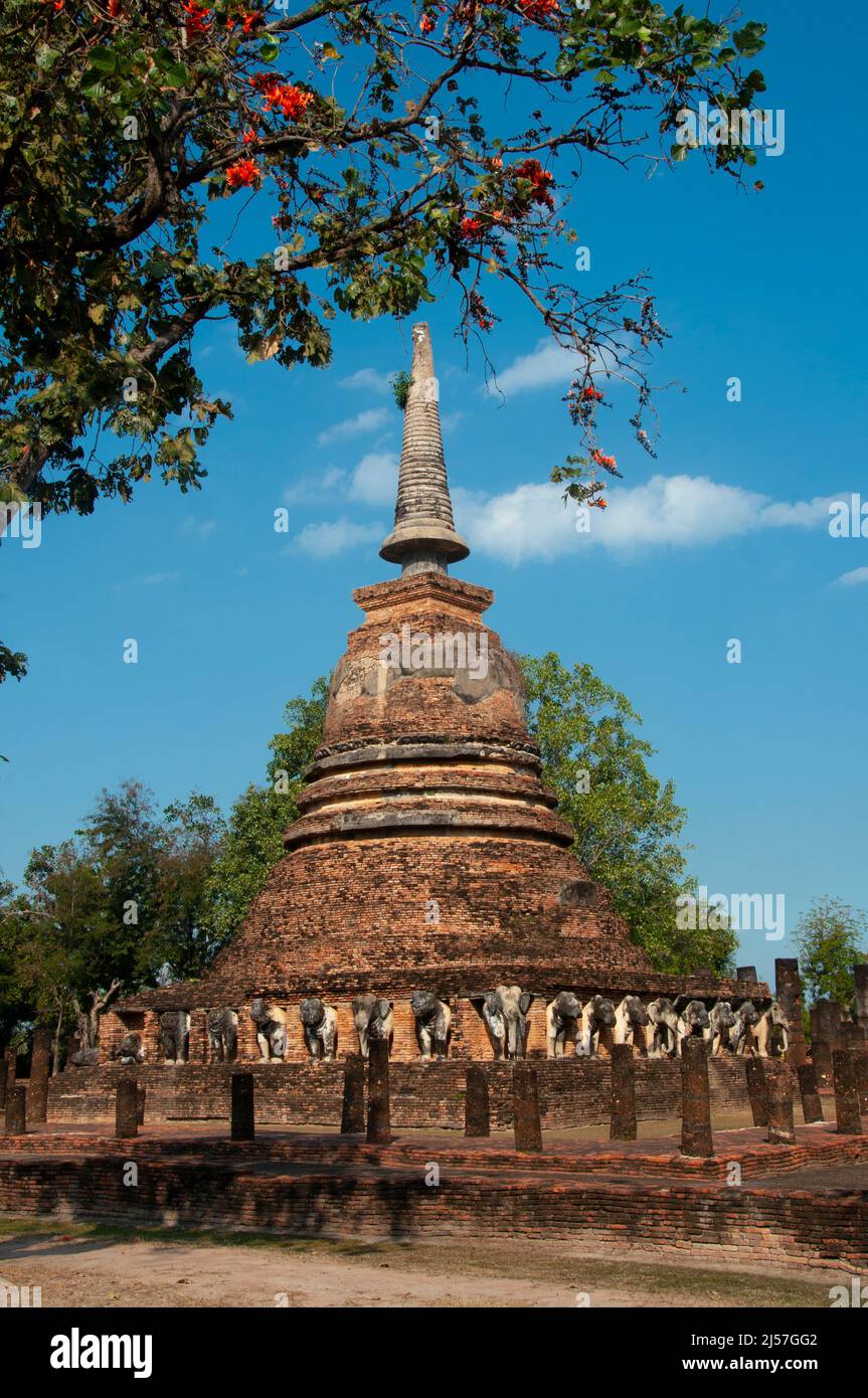 Thailand: Wat Chang Lom, Sukhothai Historical Park, Old Sukhothai. Sukhothai, which literally means 'Dawn of Happiness', was the capital of the Sukhothai Kingdom and was founded in 1238. It was the capital of the Thai Empire for approximately 140 years. Stock Photo