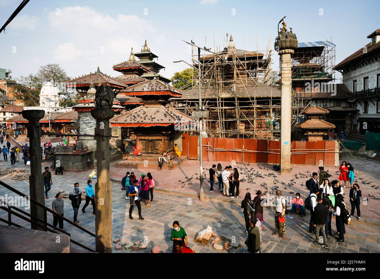 Durch das Erdbeben am 25.4.2015 zerstörte Tempel im Tempelbezirk Durbar Square werden reatauriert, Kathmandu, Nepal Stock Photo