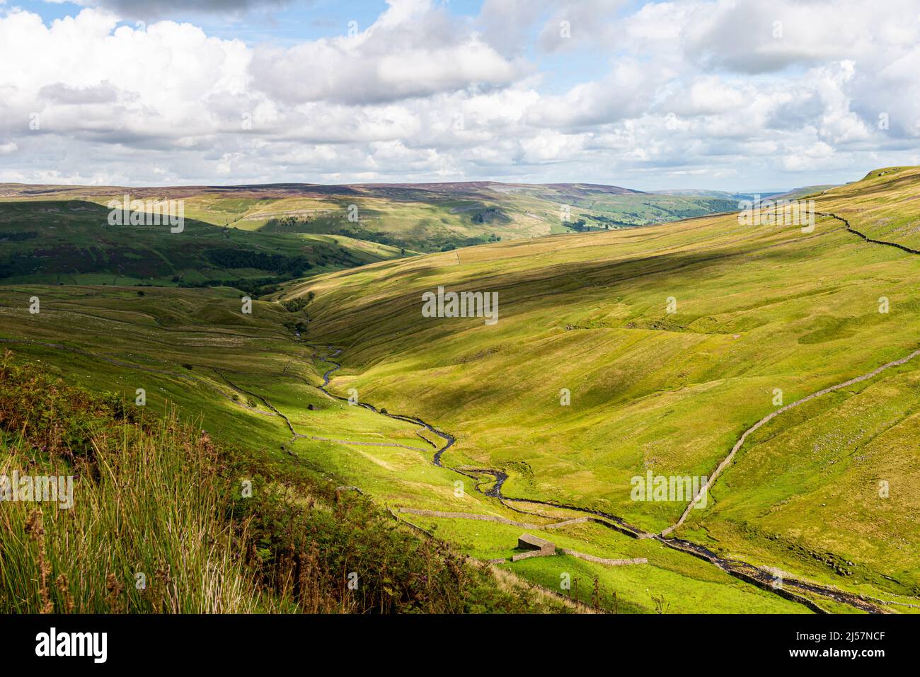 looking north from the Buttertubs towards Muker in Swaledale Stock Photo
