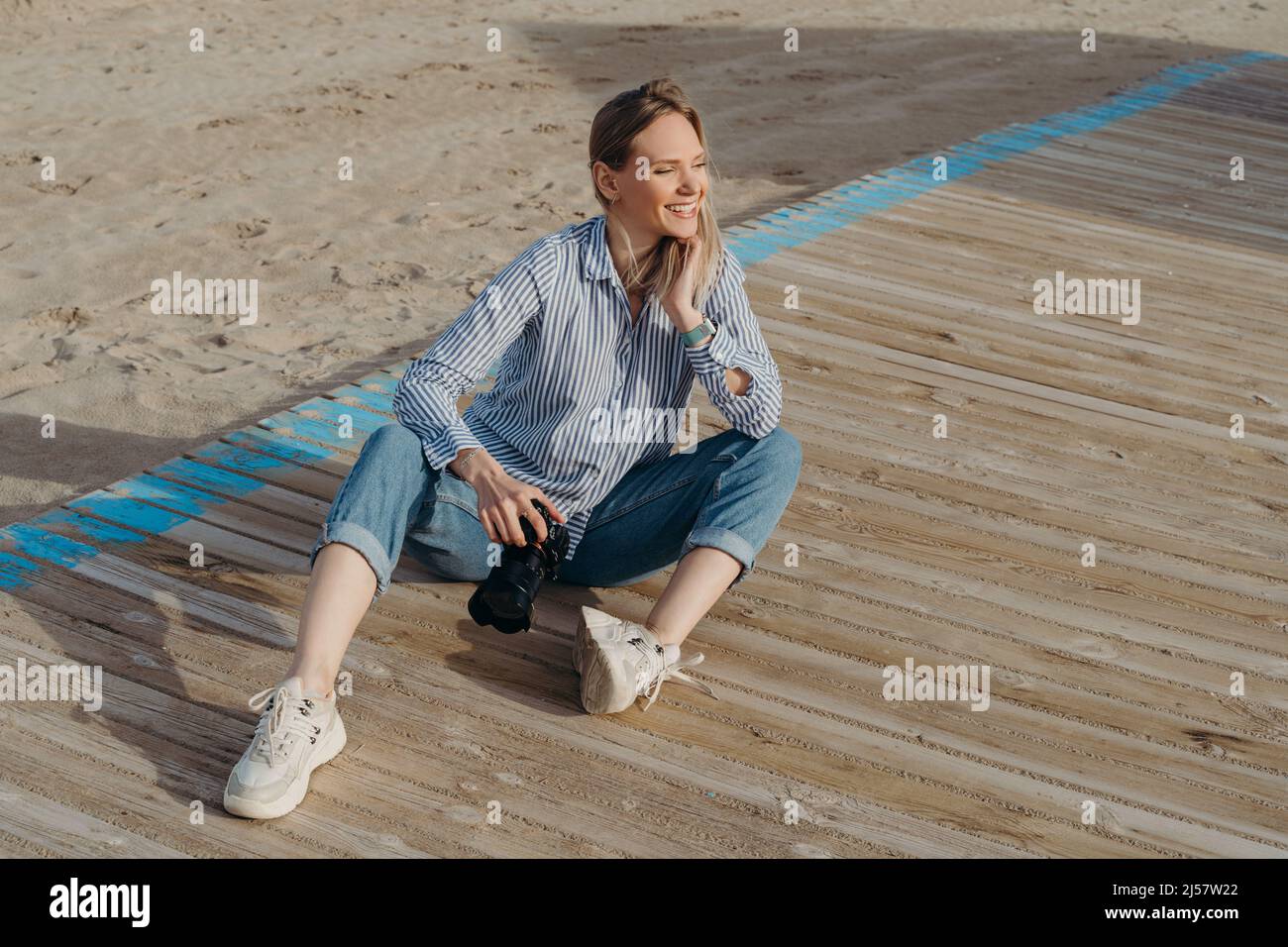 woman photographer on the beach with camera Stock Photo - Alamy