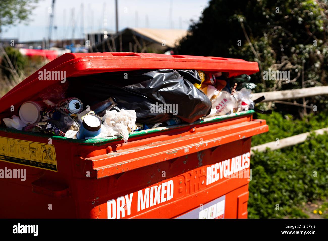 Overflow garbage hires stock photography and images Alamy