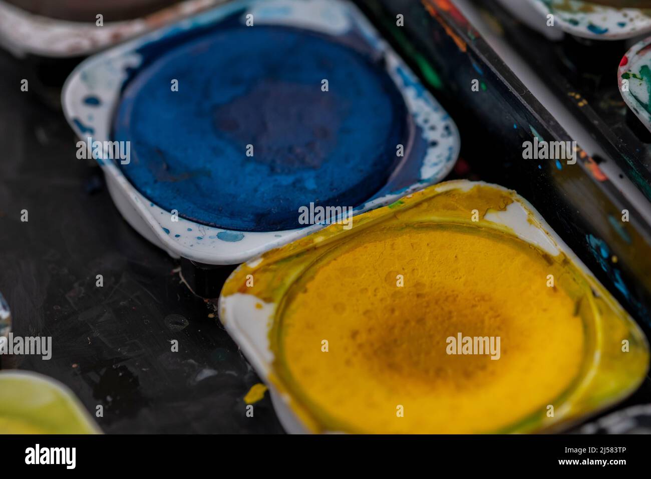 Watercolour wallpaper on wall hi-res stock photography and images - Alamy