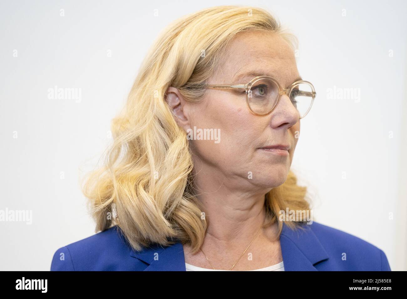 2022-04-21 13:47:54 THE HAGUE - Sigrid Kaag, Minister of Finance, listens to party chairman Victor Everhardt who explains the weighting of the national board of the conclusions of the BING report. ANP BART SIZE netherlands out - belgium out Stock Photo