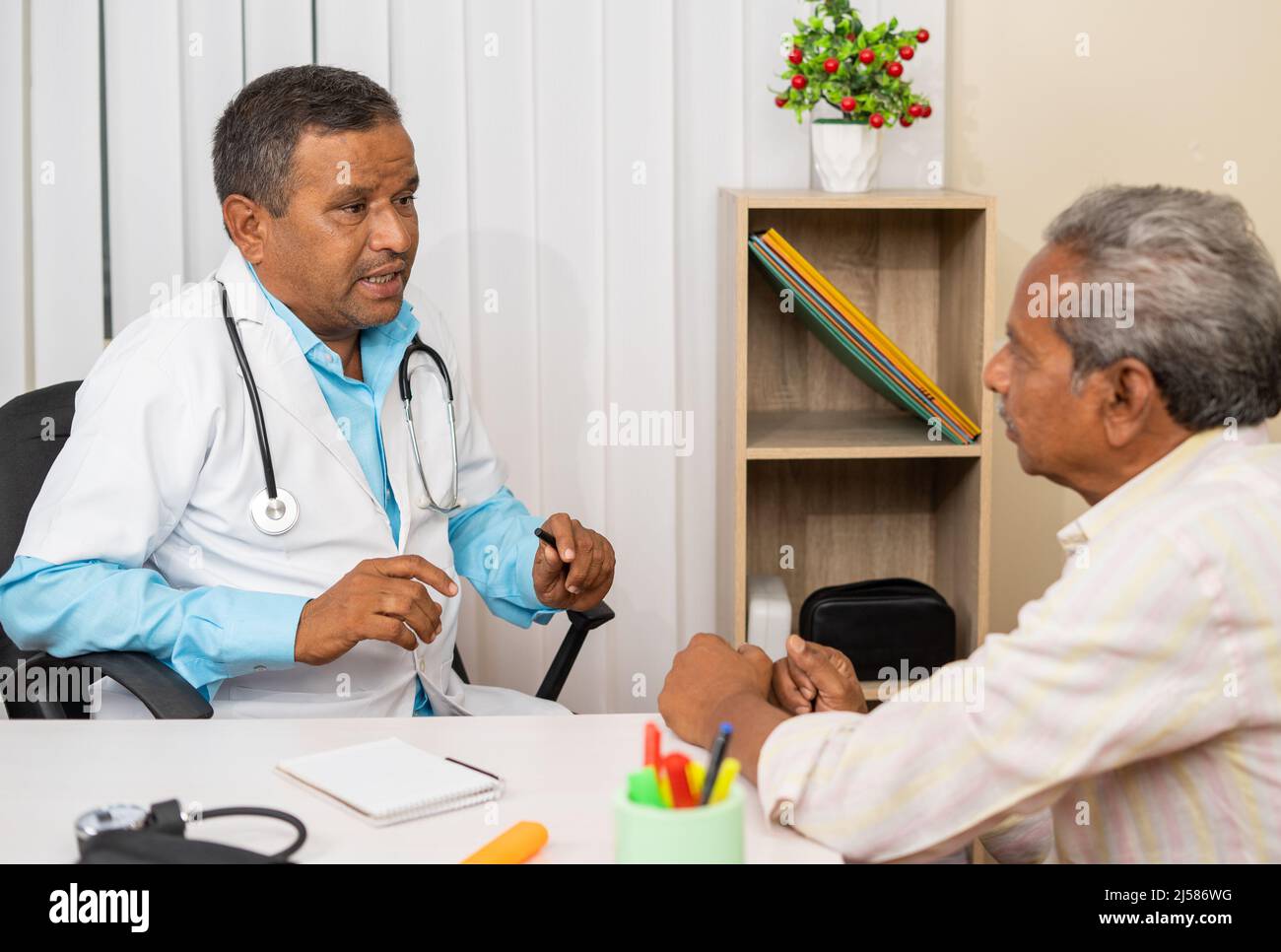 Doctor patient consultation indian hi-res stock photography and images ...