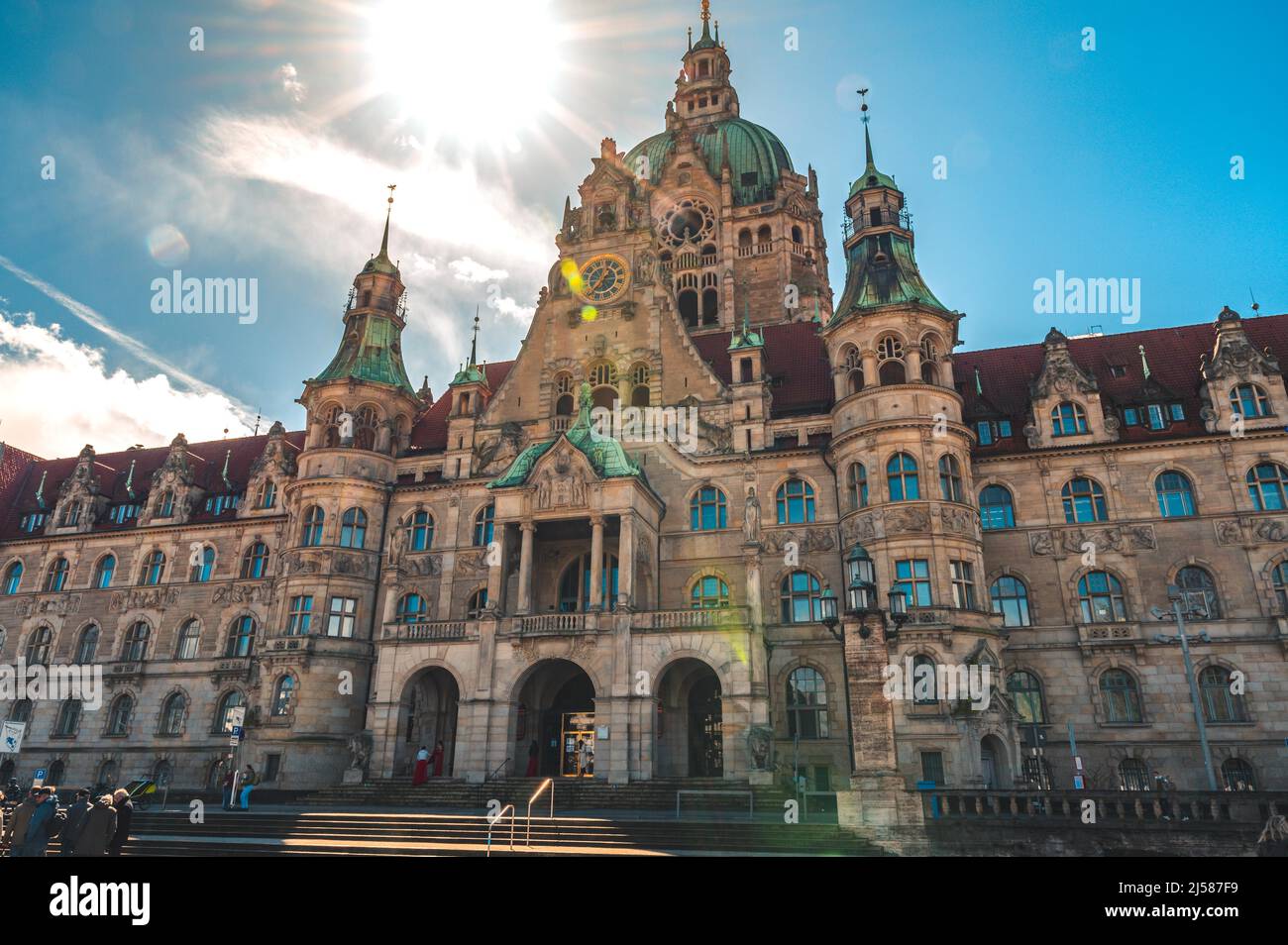 Das neue Rathaus von Hannover bei Sonnenschein und blauen Himmel, Hannover, Niedersachsen Deutschland Stock Photo
