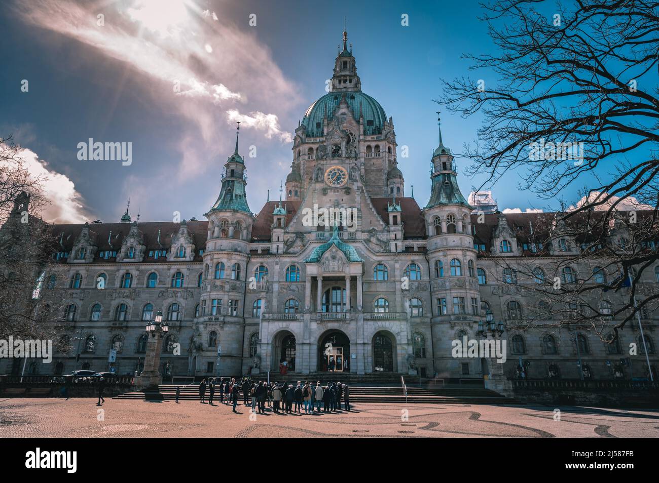 Das neue Rathaus von Hannover bei Sonnenschein und blauen Himmel, Hannover, Niedersachsen Deutschland Stock Photo