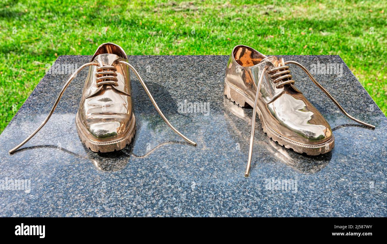 Goldene Schuhe, Bruegge, Belgien Stock Photo - Alamy