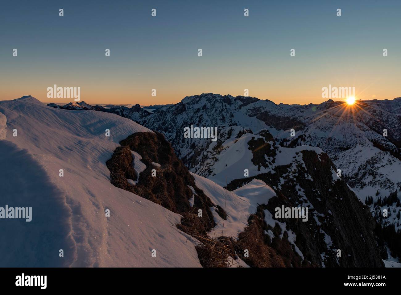 Winterliche Gipfel der Ammergauer Alpen bei Sonnenaufgang ...
