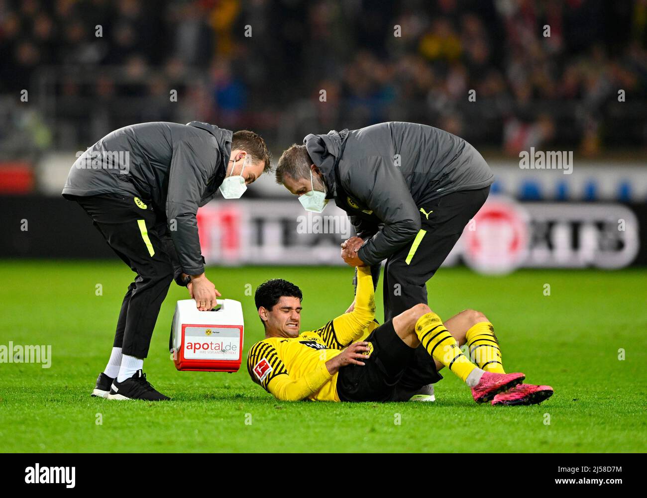Mahmoud Dahoud Borussia Dortmund BVB (08) verletzt am Boden, Betreuer helfen ihm auf die Beine, Mercedes-Benz Arena, Stuttgart, Baden-Wuerttemberg Stock Photo