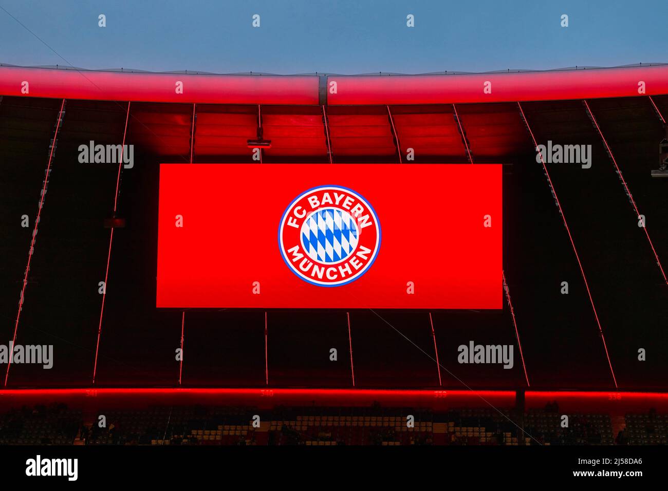 Anzeigetafel mit FC Bayern Muenchen FCB Logo, blaue Stunde, Champions  League, Allianz Arena, Muenchen, Bayern, Deutschland Stock Photo - Alamy