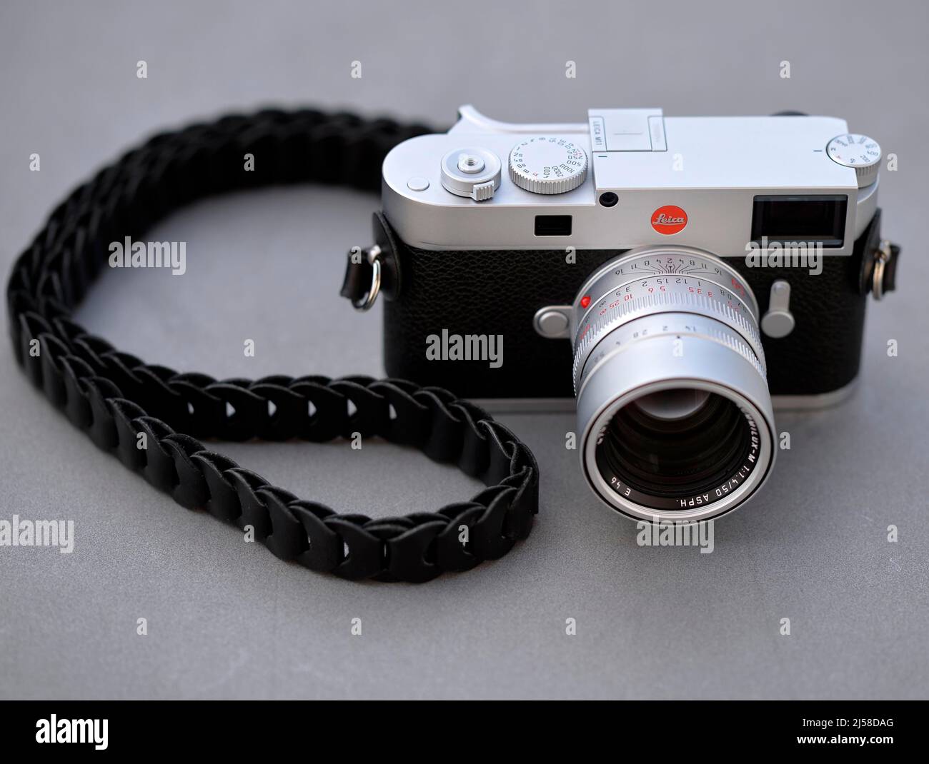Studioaufnahme Leica M11 Gehaeuse, silbern verchromt (2022), mit Summilux-M 1, 4 50 ASPH, silbern verchromt (2004), Baden-Wuerttemberg, Deutschland Stock Photo