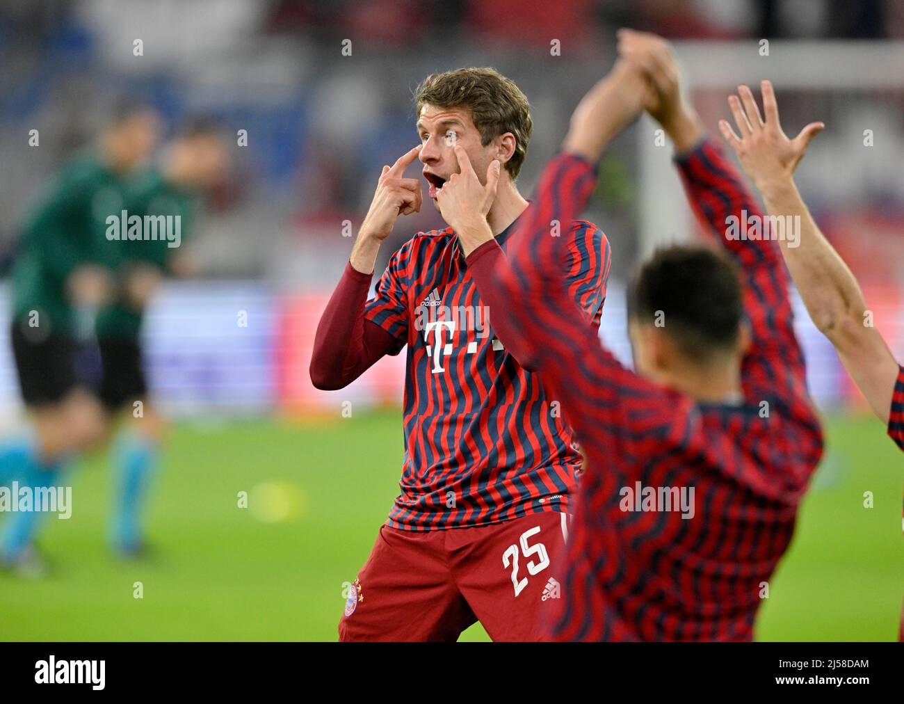 Thomas Mueller FC Bayern Muenchen FCB (25) Gestik Geste zeigt an AUFPASSEN VORSICHT, Champions League, Allianz Arena, Muenchen, Bayern, Deutschland Stock Photo