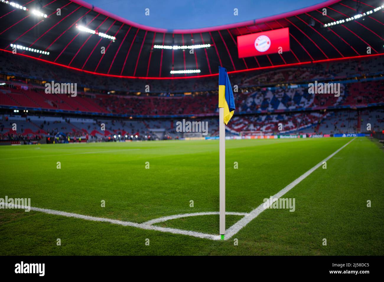 Eckfahne in ukrainischen Nationalfarben, Stadionuebersicht, blaue Stunde, Champions League, Allianz Arena, Muenchen, Bayern, Deutschland Stock Photo