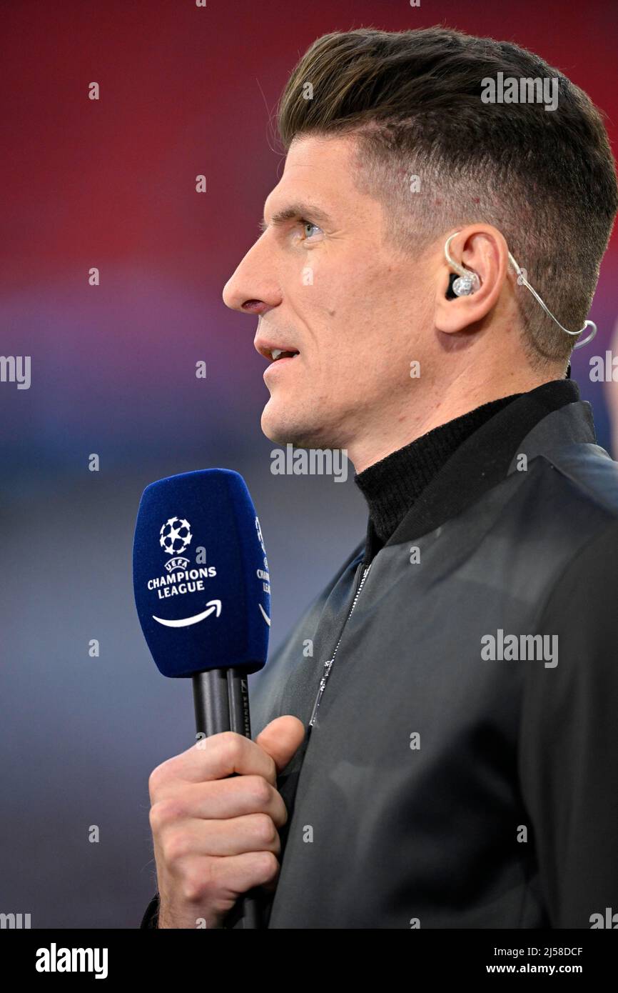 Mario Gomez, ehemaliger Nationalspieler, TV-Experte im Interview, Portrait, Mikrofon mit Logo, Champions League, Allianz Arena, Muenchen, Bayern Stock Photo