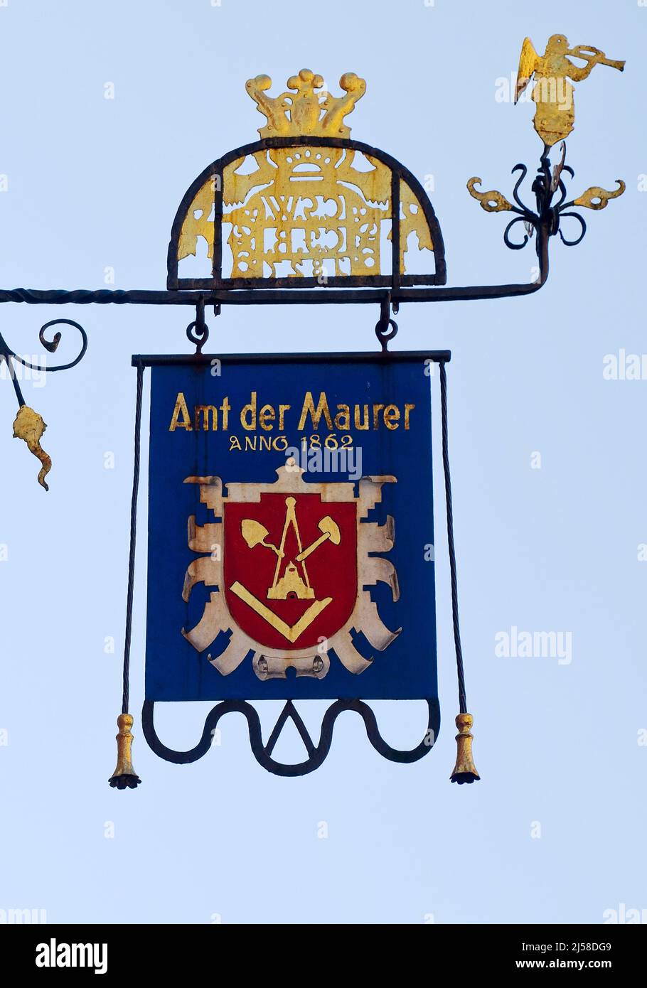 Handwerkerschild Amt der Maurer Anno (1862) an einem Gebaeude in der Altstadt, Moelln, Schleswig-Holstein, Deutschland Stock Photo