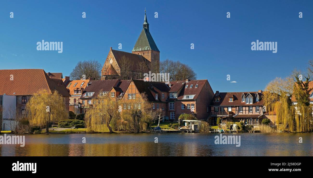Altstadtansicht mit Sankt Nicolaikirche und Schulsee, Moelln, Kreis Herzogtum Lauenburg, Schleswig-Holstein, Deutschland Stock Photo