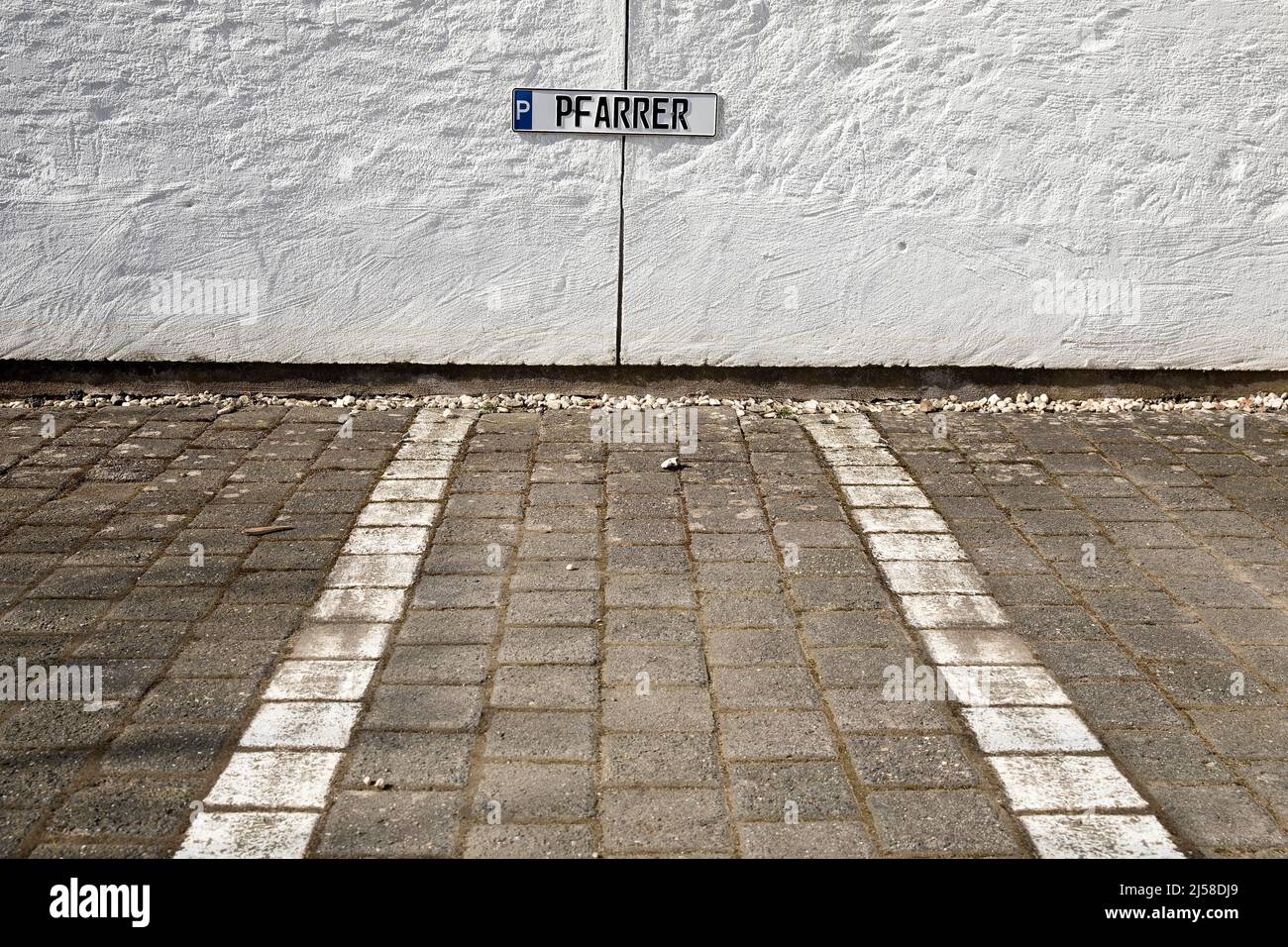 Leerer Pfarrerparkplatz, Symbolfoto fuer fehlenden Pfarrer in der Gemeinde, Odenthal, Bergisches Land, Nordrhein-Westfalen, Deutschland Stock Photo