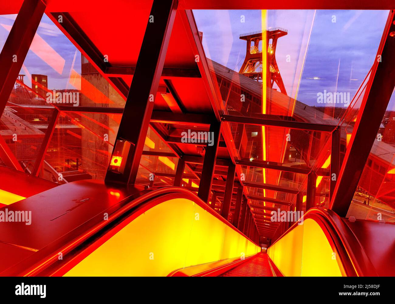 Die beleuchtete Gangway mit dem Foerdergeruest der Zeche Zollverein Schacht XII, Essen, Ruhrgebiet, Nordrhein-Westfalen, Deutschland Stock Photo