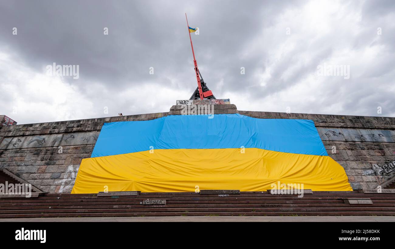 Ueberdimensionale ukrainische Flagge, befestigt am ehemaligen Stalin-Denkmal, darueber Prager Metronom, Prag, Tschechien Stock Photo