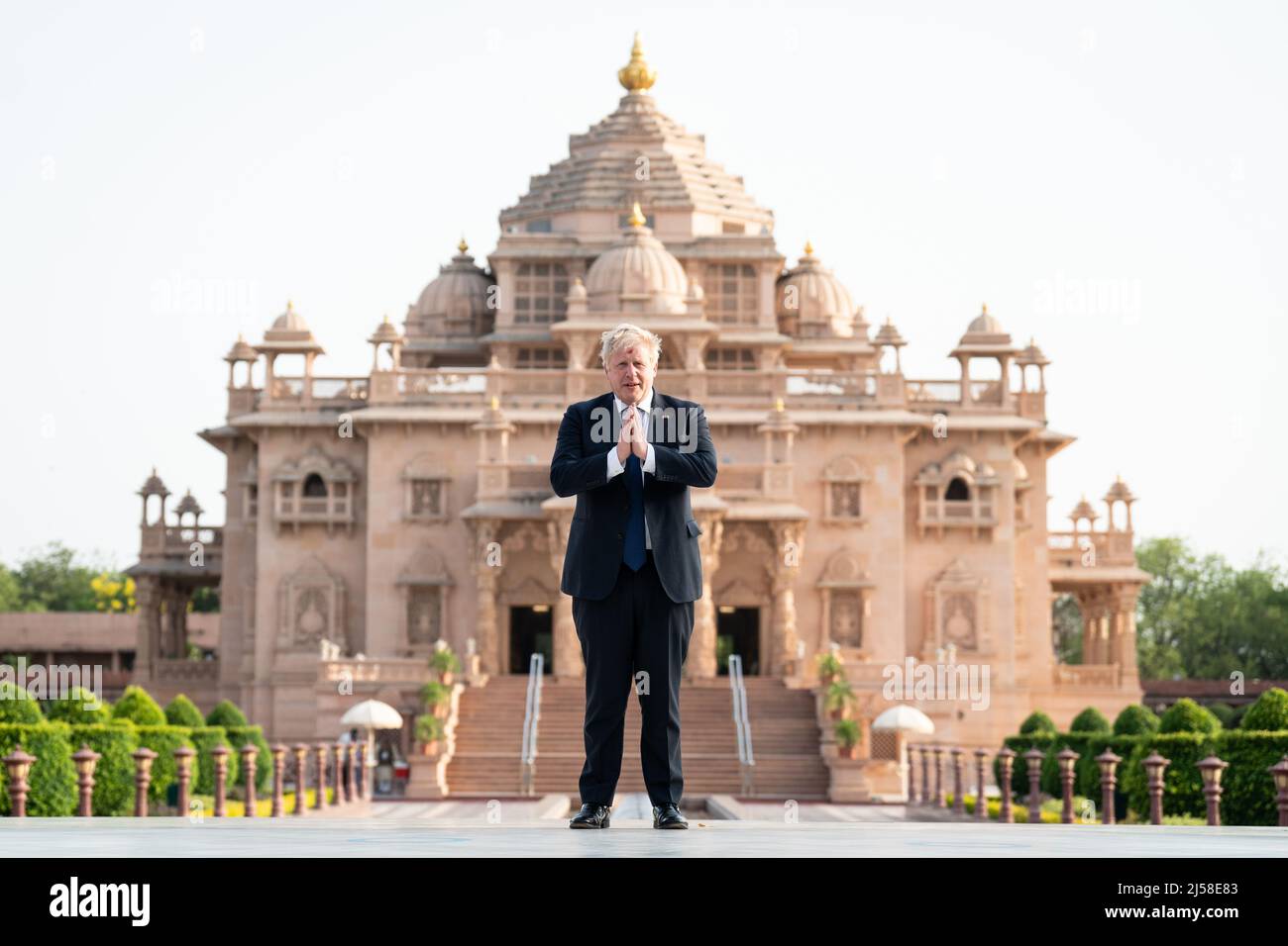 Prime Minister Boris Johnson poses for a photo as he visits the Swaminarayan Akshardham temple in Gandhinagar, Ahmedabad, as part of his two day trip to India. Picture date: Thursday April 21, 2022. Stock Photo