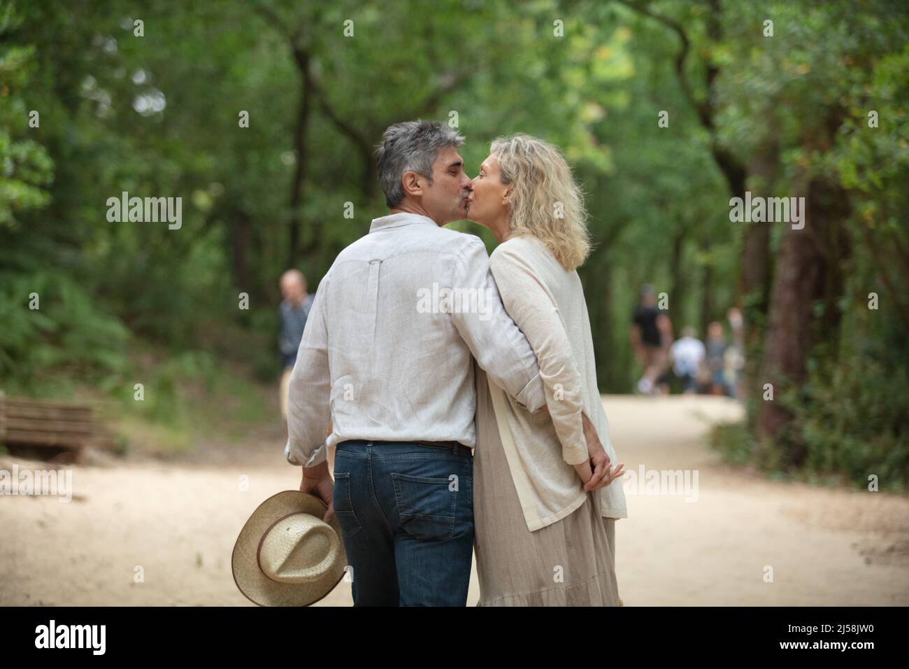 Couple Kissing In Colorful Autumn Hi res Stock Photography And Images Couple Kissing In Colorful Autumn Hi res Stock Photography And Images