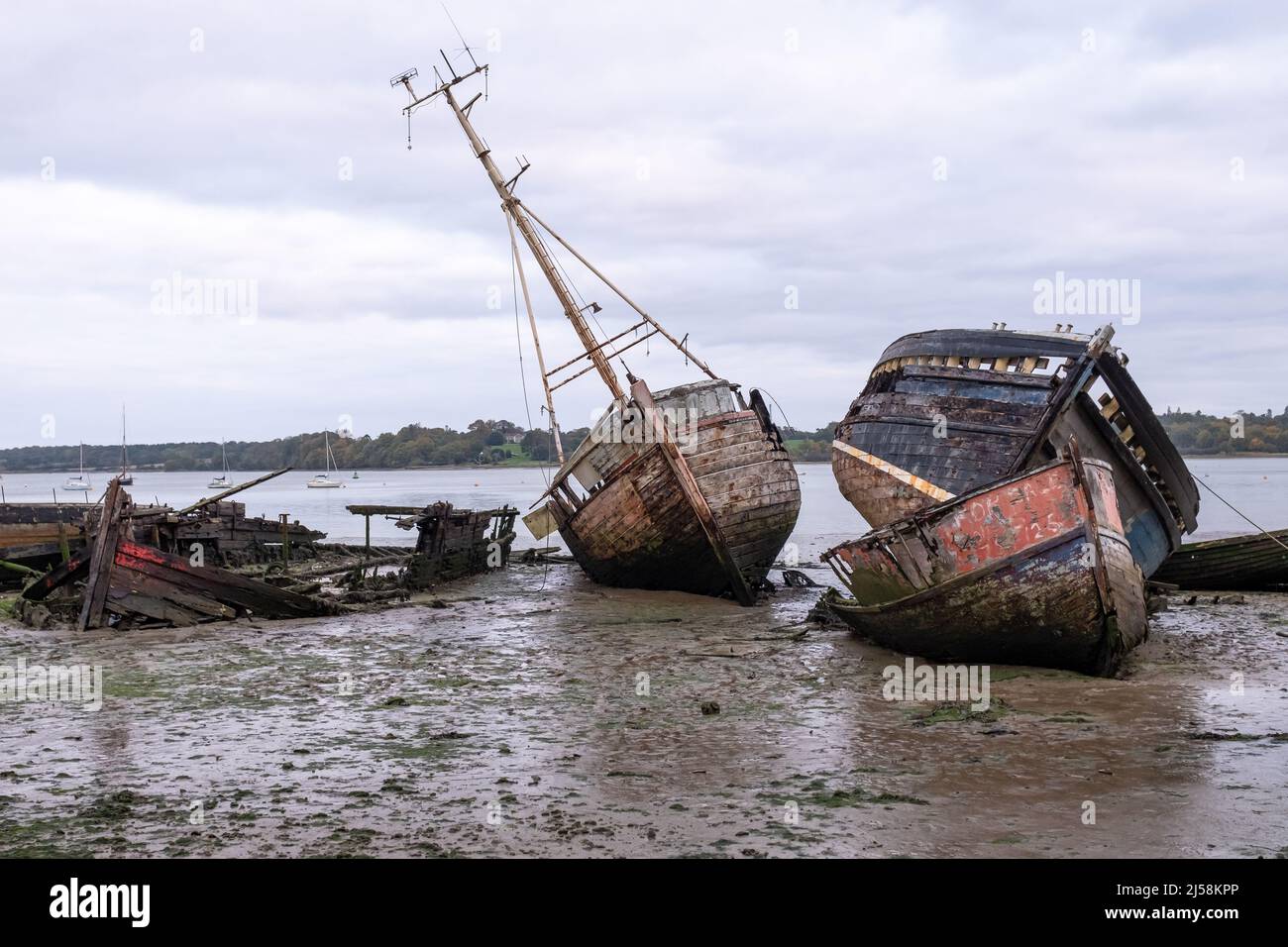 Boat wrecks in the mud along the River Orwell at Pin Mill in Suffolk Stock Photo