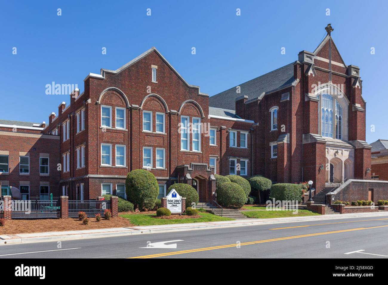 ROCK HILL, SC, USA-10 APRIL 2022: St. John's United Methodist Church main sanctuary building and monument sign. Stock Photo